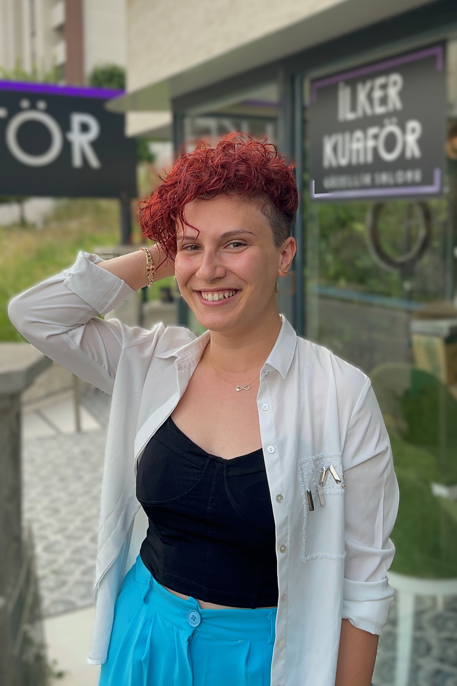 İlker Kuaför'de yapılan kısa ve canlı renkli saç kesimi